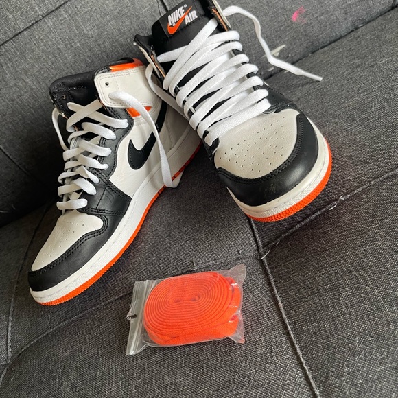 Jordan 1 Retro High OG Electro Orange Sneaker - Picture 3 of 4